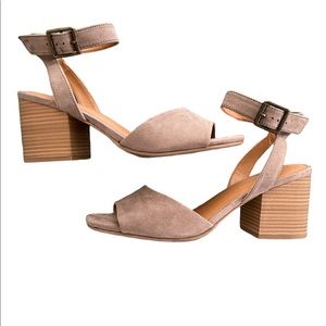 Universal Thread Megan Sandal